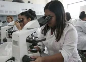 Estudiantes revisan ofertas académicas ante alerta por instituciones sin autorización en Ecuador.