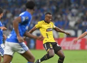 Jhonny Quiñónez es marcado por tres jugadores de Cruzeiro.