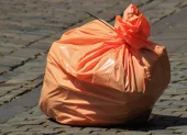 La acumulación de basura en calles de Milagro preocupa a moradores y comerciantes.