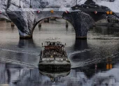 Una barcaza pasa junto a la instalación de “La cueva del Pont Neuf”, la última obra del fotógrafo y artista urbano francés JR.
