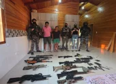 Policía realizó operativos en Jama y detuvo a dos por nexos con Los Choneros al hallar arsenal oculto.