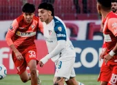 El delantero de Liga de Quito, disputa el balón con un defensor de Always Ready durante un partido de la Copa Sudamericana.