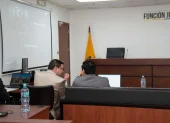 El fiscal Dennis Villavicencio (centro) solicitó que el juez dicte orden de presentaciones periódicas en una Embajada de Estados para la madre de Aquiles Álvarez, ya que ella reside en ese país.