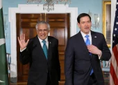 El secretario de Estado de Estados Unidos, Marco Rubio (d), y el viceprimer ministro y ministro de Asuntos Exteriores de Pakistán, Ishaq Dar, en una reunión en Washington (Estados Unidos).