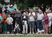 Varias personas permanecen cerca del lugar donde un dron ruso se estrelló contra un edificio residencial en la ciudad de Galati, Rumania, el 29 de mayo de 2026.