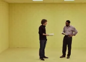Kane Pixels (director) junto a Chiwetel Ejiofor en el set de 'Backrooms'