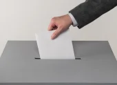 Ciudadano deposita su voto en una urna, en el marco de las elecciones organizadas por el CNE en Ecuador.