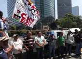 Maestros mexicanos de la Coordinadora Nacional de Trabajadores de la Educación (CNTE) bloquean este jueves, una de las principales avenidas de Ciudad de México (México).