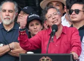 Fotografía  del 1 de mayo de 2026 que muestra al presidente de Colombia, Gustavo Petro (c), pronunciando un discurso en Medellín (Colombia)