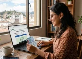 Referencial. Ciudadana consulta en línea su afiliación al IESS con número de cédula, a través de la plataforma digital.
