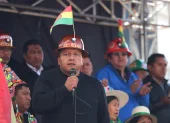 El máximo dirigente de la Central Obrera de Bolivia (COB), Mario Argollo (4-i), durante un acto público por el Día Internacional del Trabajo, en El Alto (Bolivia).