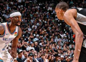Shai Gilgeous-Alexander encara a la defensa de los San Antonio Spurs durante el decisivo Juego 7 de la final de la Conferencia Oeste de la NBA.