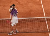 Joao Fonseca (d), de Brasil, saluda a Novak Djokovic tras vencerlo en la tercera ronda de Roland Garros 2026.