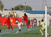Los jugadores del Al Merrikh (de rojo) luchan por el balón con un jugador del Ahli Madani durante el partido inaugural de la Liga Premier Sudanesa, el 15 de mayo de 2026.