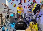 El joven ecuatoriano combina música y fútbol en su espacio decorado con camisetas y la réplica del trofeo mundialista.