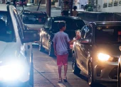En las calles congestionadas de Guayaquil, niños "trabajan" vendiendo caramelos o haciendo presentaciones, pidiendo a cambio monedas.