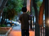 Algunos niños trabajan por "tradición familiar". Grupos enteros se toman esquinas determinadas para ofrecer frutas.