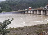 La central hidroeléctrica Coca Codo Sinclair (1.500 MW) aprovecha el agua de la cuenca oriental para generar energía.