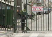 Los vecinos optan por encerrarse en Guayacanes ante el auge de la inseguridad.