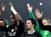 Willian Pacho (i.) saluda a los hinchas del PSG.