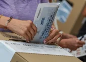 Una persona vota durante las elecciones presidenciales de Colombia, este viernes 29 de mayo en Estados Unidos.
