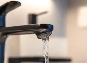 Los cortes programados de energía eléctrica provocarían baja presión en el servicio de agua potable, advirtió Interagua.