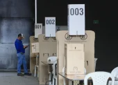 Una persona instala urnas de votación en el recinto ferial de Corferias este sábado 30 de mayo en Bogotá (Colombia).