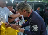 Sebastián Beccacece firmando autógrafos.