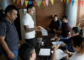 Personas votan en el colegio San Lucas este domingo 31 de mayo en Bogotá (Colombia).