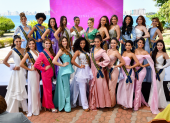 Las aspirantes compartieron escenario con reinas nacionales e invitadas especiales durante la ceremonia de imposición de bandas.