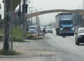 La falta de infraestructura peatonal es una de las problemáticas a resolver en la vía a Salitre, en el cantón Daule.
