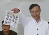 El presidente de Colombia, Gustavo Petro, muestra el tarjetón electoral este domingo 31 de mayo en Bogotá.