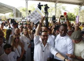 31/05/2026 16:52 (UTC)
Crédito:
EFE
Fuente:
EFE
Autor:
Ernesto Guzmán
Temática:
Política » Elecciones
Política » Elecciones » Votación
Política » Elecciones » Campañas políticas
El candidato presidencial del movimiento Defensores de la Patria, Abelardo De la Espriella, votó este domingo 31 de mayo en Barranquilla (Colombia).
