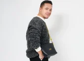 Daniel Chong con una de sus creaciones
