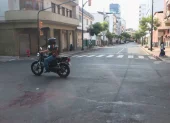 La calzada quedó manchada de sangre por el sicariato del hombre que se movilizaba en motocicleta por el centro de Guayaquil.