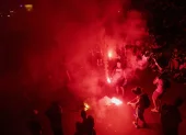 Los aficionados del PSG festejan el conquista de la Liga de Campeones en el Parque de los Príncipes en París.
