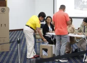 Ciudadanos colombianos acuden a las mesas de votación instaladas en Quito.