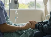 Medicamentos de alta especialidad adquiridos por el IESS serán distribuidos en hospitales de tercer nivel y unidades médicas del país para pacientes con enfermedades raras.