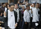 Iván Cepeda llegó acompañado a sufragar por decenas de personas que apoyan su candidatura.