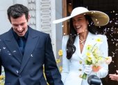 Dua Lipa y Callum Turner al salir de su boda.