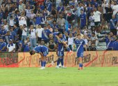 Juan Pablo Ruiz Gómez (c) fue felicitado por sus compañeros tras marcar el gol de la victoria sobre Universidad Católica.