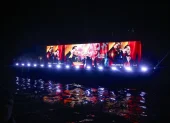 Abelardo de la Espriella Abelardo de la Espriella saluda a sus seguidores desde una embarcación en el río Magdalena durante la celebración de su paso a segunda vuelta en Barranquilla.