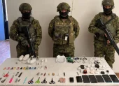 Militares decomisaron droga y 46 armas blancas en cárceles de Chimborazo y Bolívar.