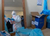 Personal lleva equipo de protección personal en un edificio diseñado para el tratamiento de pacientes con el virus del Ébola en República Democrática del Congo, 31 de mayo de 2026.