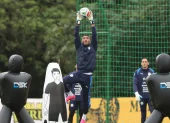 Gastón Olveira participa durante un entrenamiento de la selección paraguaya de fútbol en el Centro de Alto Rendimiento este sábado, en Ypané.