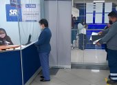 Contribuyentes realizan trámites en una oficina del Servicio de Rentas Internas en Ecuador.