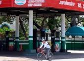 Una persona pasando en bicicleta frente a una estación de gasolina cerrada en La Habana (Cuba).