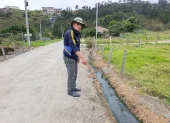 Contaminación. A lo argo del vecindario y durante todo el año se observa agua empozada en las vías, muchas veces verde y con mal olor.