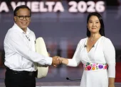 a candidata derechista Keiko Fujimori (d) y el candidato izquierdista Roberto Sánchez posan durante un debate presidencial este domingo, en Lima (Perú).