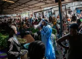 Irenge Biringanine Prince, líder de la comunidad U Report Goma, continúan las actividades de concientización en el mercado de Alanine usando megáfonos en Goma, RD del Congo.